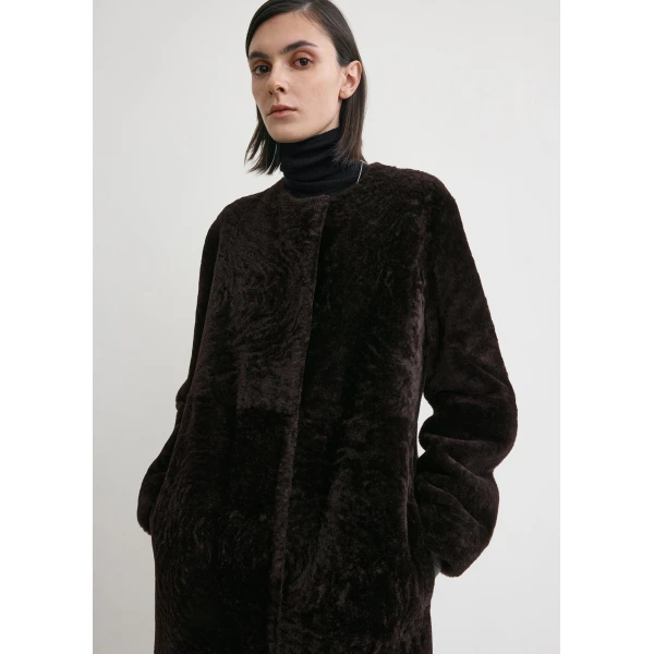 Toteme Soft shearling coat in Bark, view 6