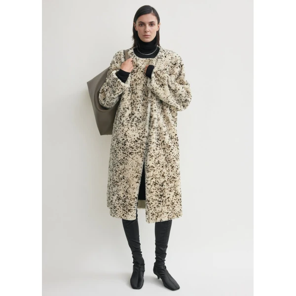 Toteme Stracciatella shearling coat black/white in Black-white, view 2