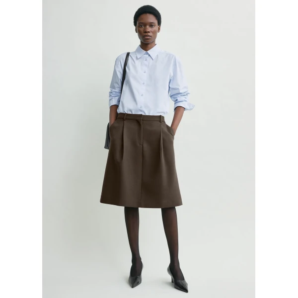 Toteme Tailored pleat skirt in Bark, view 2
