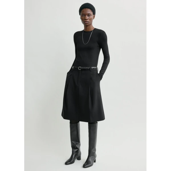 Toteme Tailored pleat skirt in Black, view 2