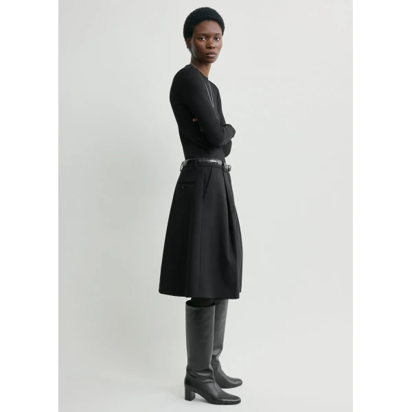 Toteme Tailored pleat skirt in Black, view 3
