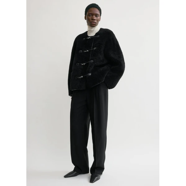 Toteme Teddy shearling clasp jacket in Black, view 2