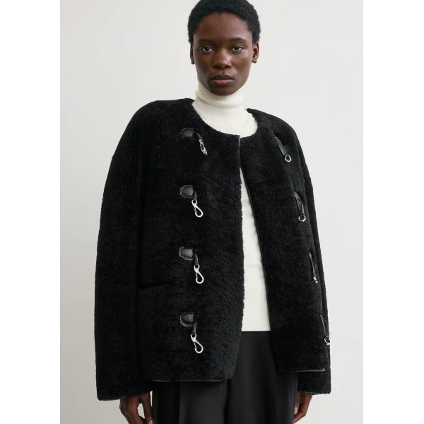 Toteme Teddy shearling clasp jacket in Black, view 5
