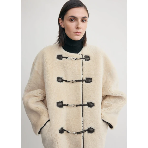 Toteme Teddy shearling clasp jacket in Off-white, view 5