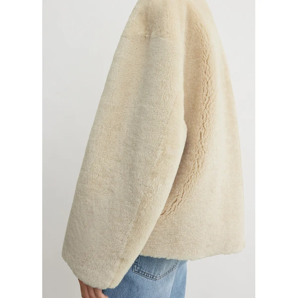 Toteme Teddy shearling clasp jacket in Off-white, view 6
