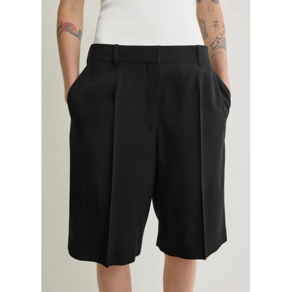 Toteme Wide fluid shorts in Black, view 5