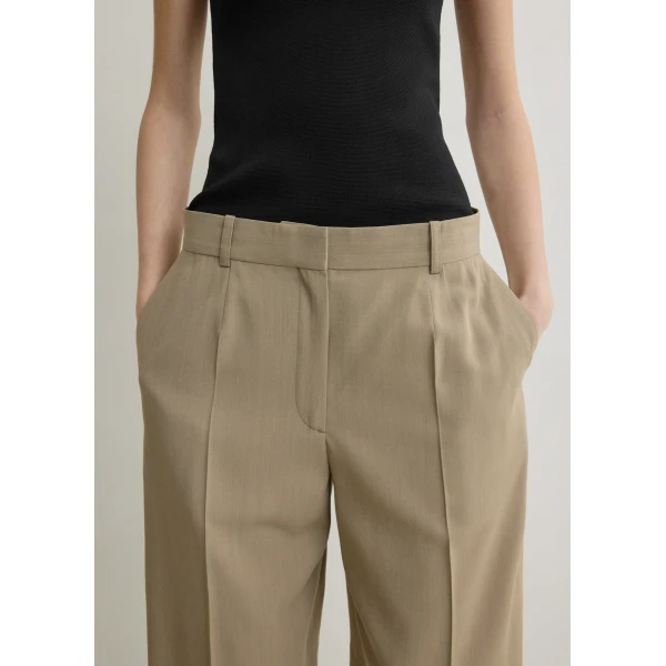 Toteme Wide fluid shorts in Taupe, view 5