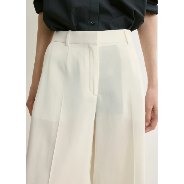 Toteme Wide tailored shorts in Ecru, view 5