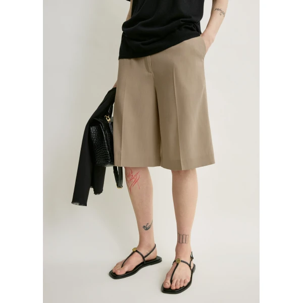 Toteme Wide tailored shorts in Overcast beige, view 5