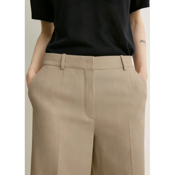 Toteme Wide tailored shorts in Overcast beige, view 6
