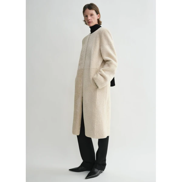 Toteme Zipped teddy shearling coat in Cream, view 2