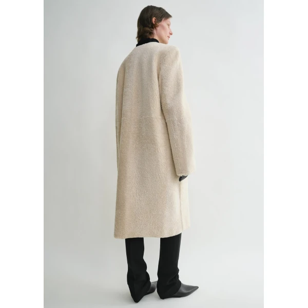 Toteme Zipped teddy shearling coat in Cream, view 4