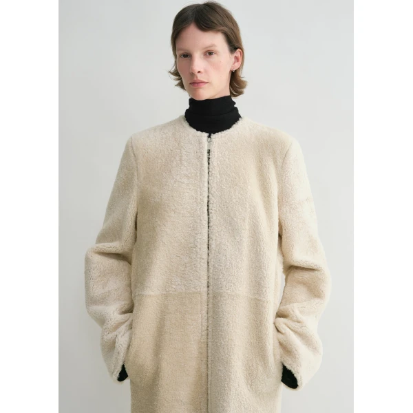 Toteme Zipped teddy shearling coat in Cream, view 6
