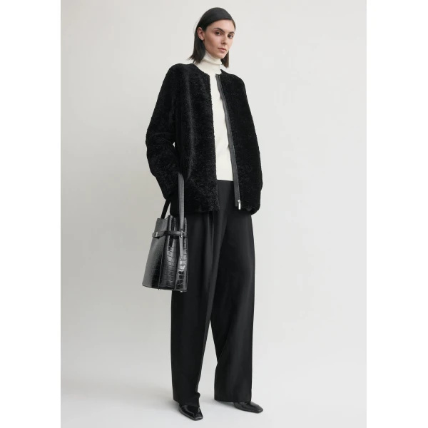 Toteme Zipped teddy shearling jacket in Black, view 2