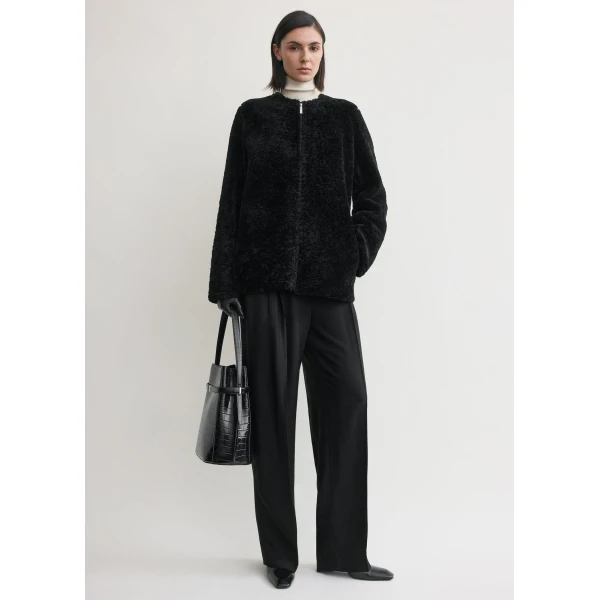 Toteme Zipped teddy shearling jacket in Black, view 3