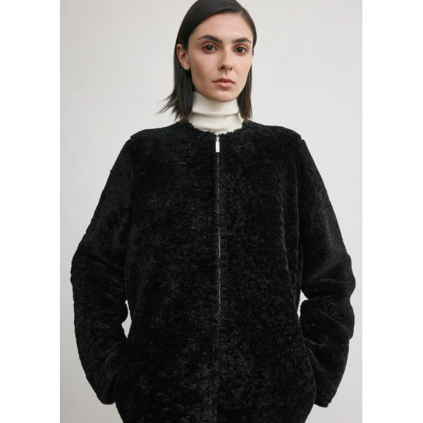 Toteme Zipped teddy shearling jacket in Black, view 5