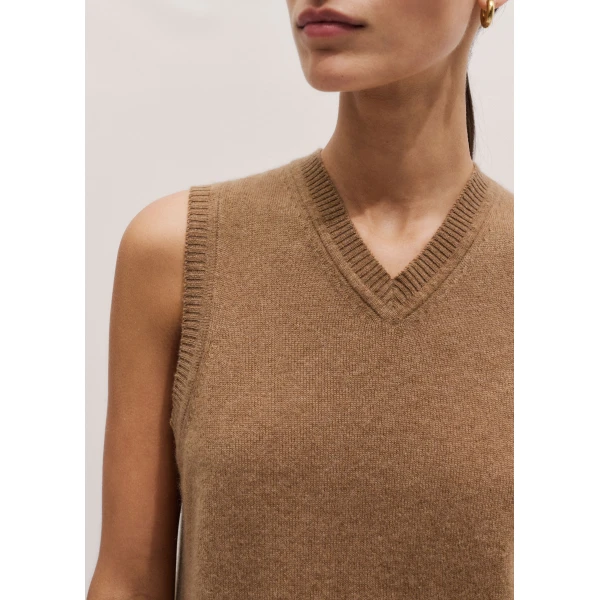 Me and Em ME+EM V-Neck Relaxed Knit Vest in Camel Mélange, view 4