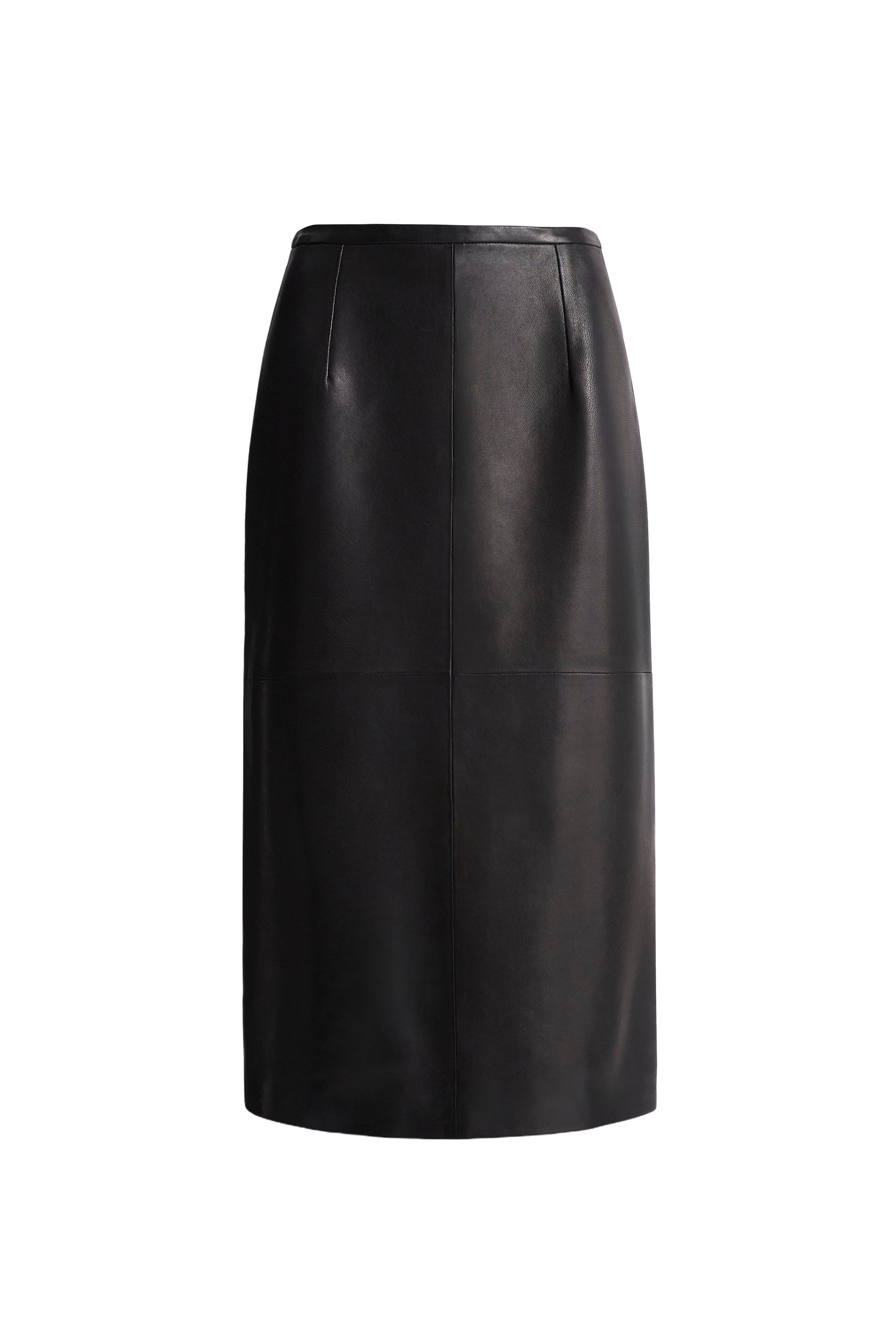 Nour Hammour Alana in Noir Classique