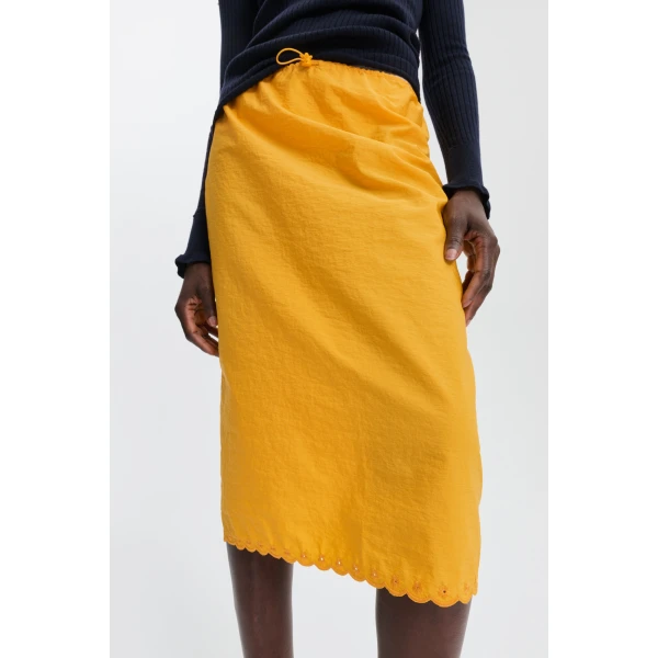 yellow skirt