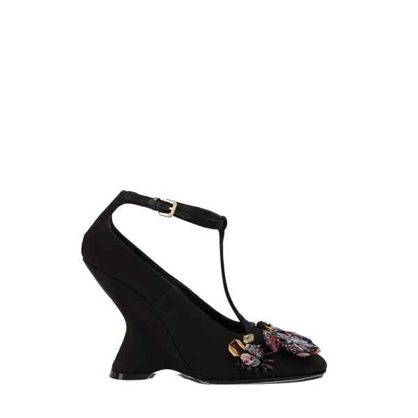 Embroidered wedge pumps in Black - Image 2