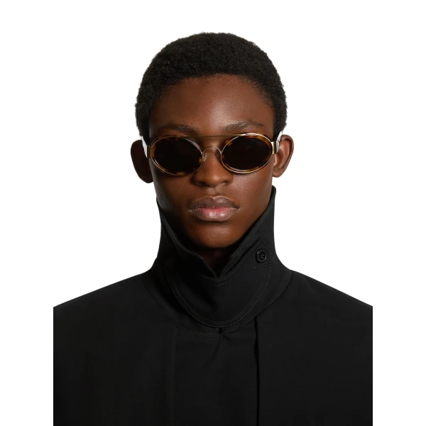 Thick oval sunglasses in Turtle Shell - Image 2