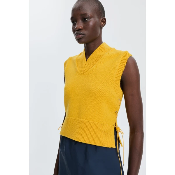 yellow vest