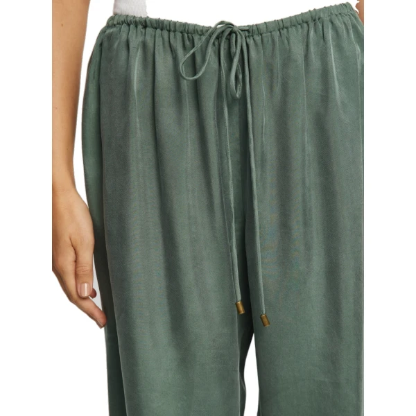 KIVARI Blythe Pant in Emerald Green, view 5