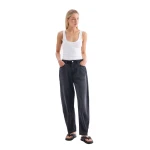 KIVARI Dylan Barrel Jean in Black