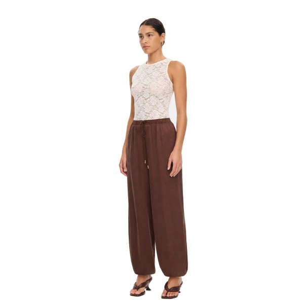 KIVARI Jaxon Balloon Pant in Chocolate, view 4