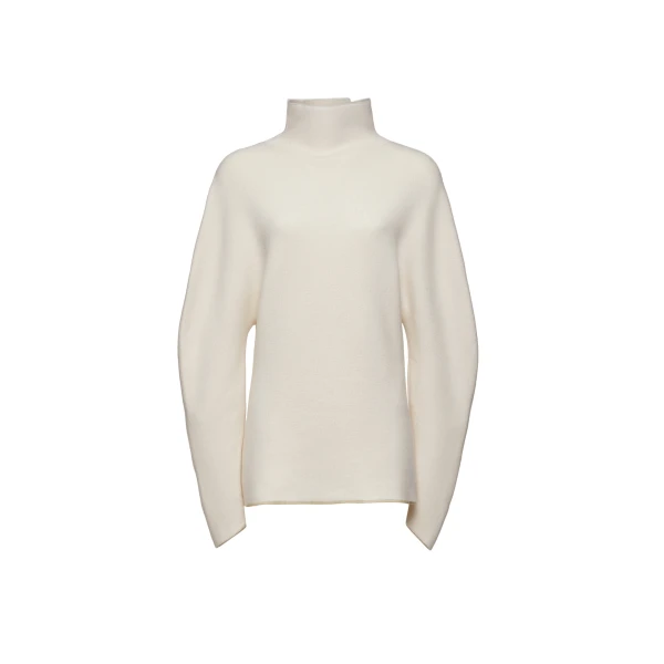 Dimensional sleeves wool turtleneck in white