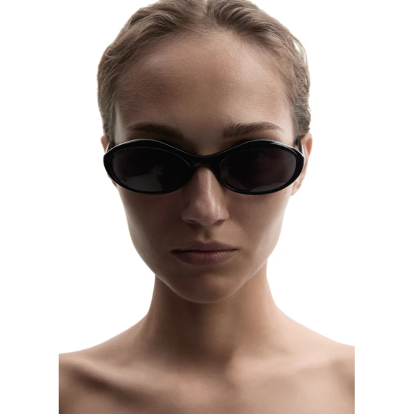 Oval sunglasses in black - Image 4