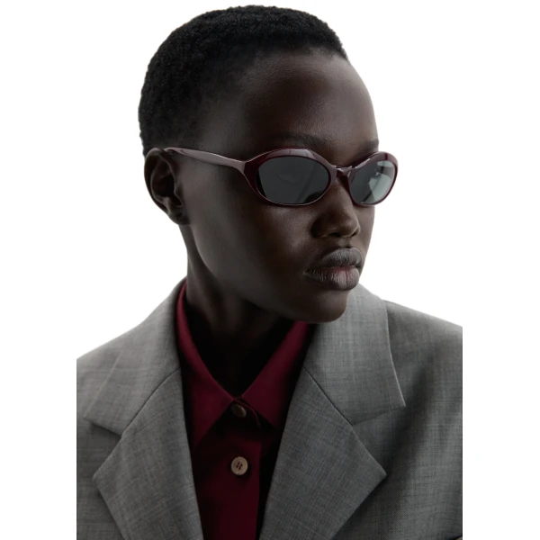 Oval sunglasses in burgundy - Image 5