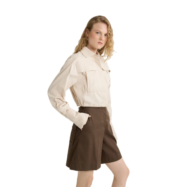 Cropped safari shirt in Tapioca organic cotton poplin - Image 4