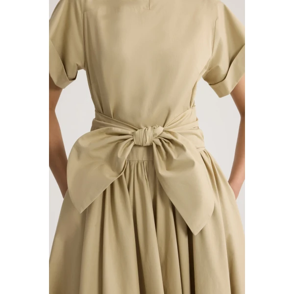 Knotted organic cotton short-sleeved midi dress in Safari Sand - Image 4