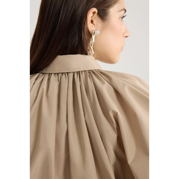 Recycled faille voluminous short-sleeved blouse in Dune - Image 4