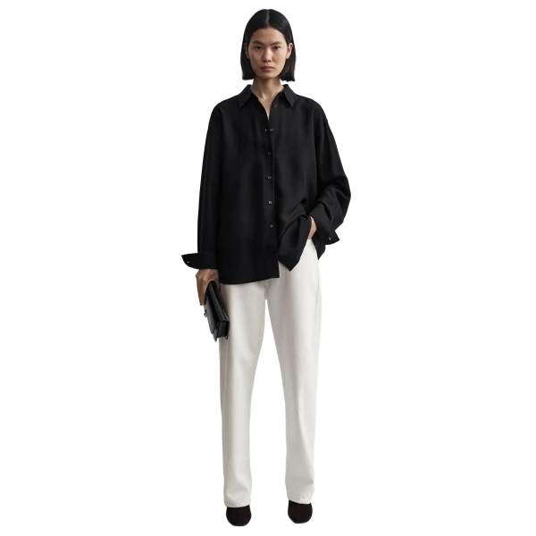 Toteme Classic fluid shirt in Black, view 2