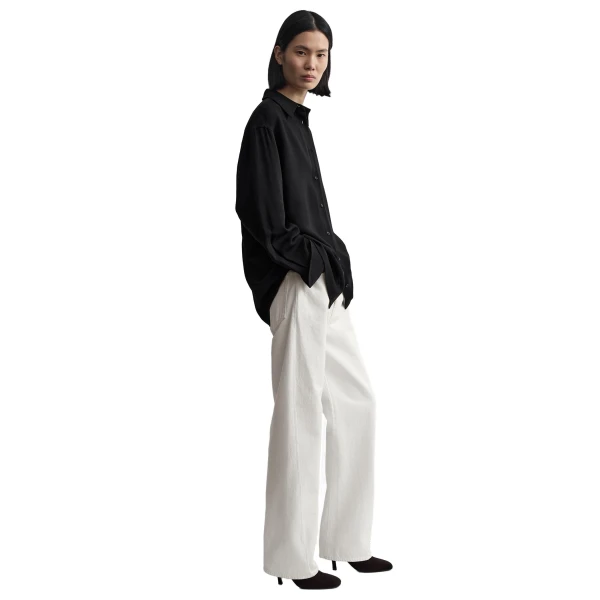 Toteme Classic fluid shirt in Black, view 3