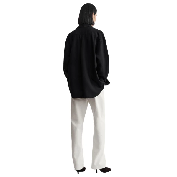 Toteme Classic fluid shirt in Black, view 4