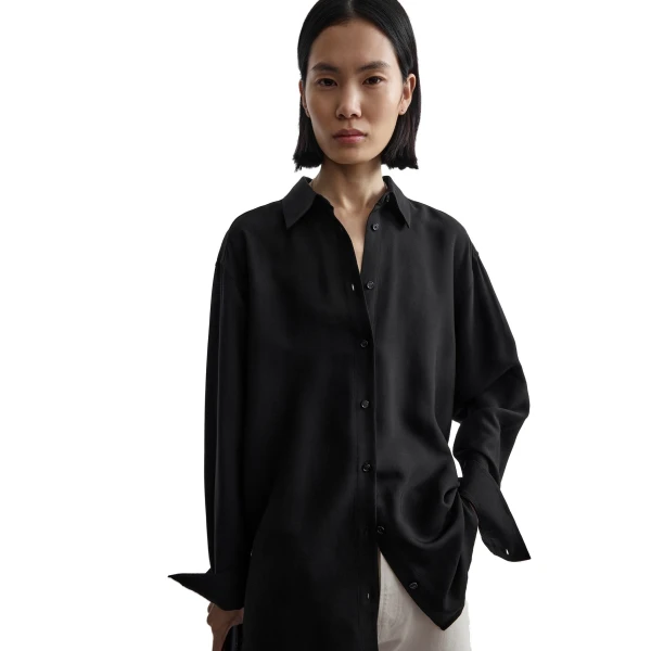 Toteme Classic fluid shirt in Black, view 5