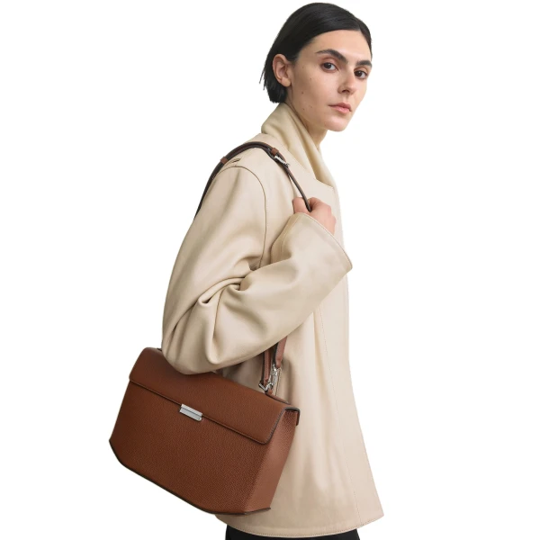 Clip grained-leather top handle in Sienna - Image 2