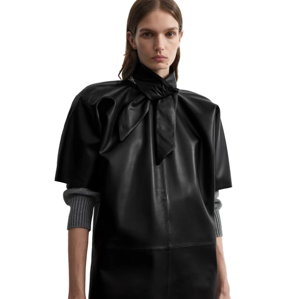 Toteme Cocoon leather top in Black, view 5