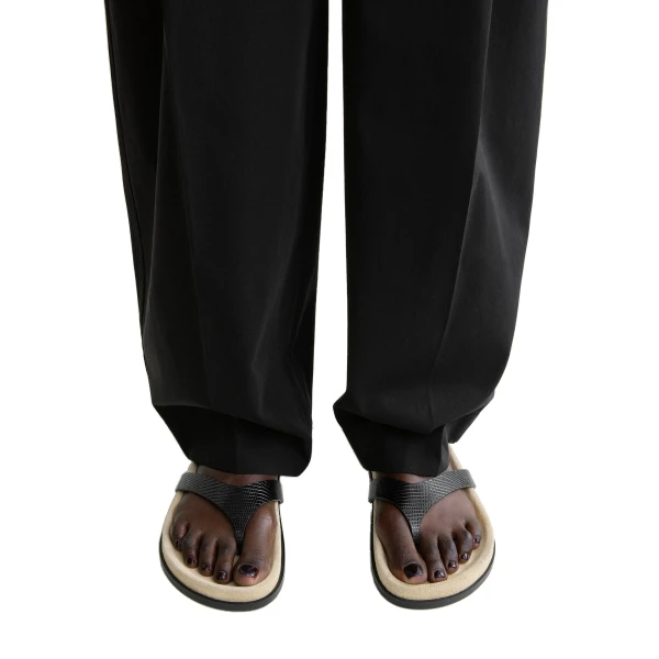 Contoured lizard-embossed flip flops in Beige / Black - Image 2