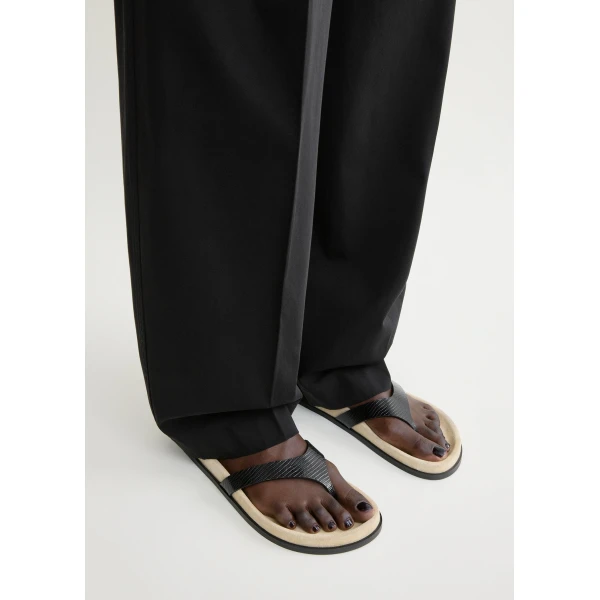 Contoured lizard-embossed flip flops in Beige / Black - Image 3