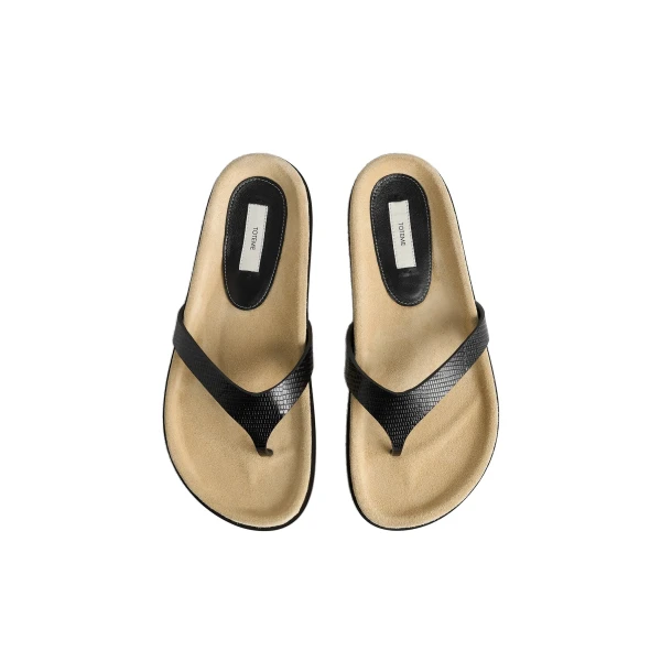 Contoured lizard-embossed flip flops in Beige / Black - Image 4