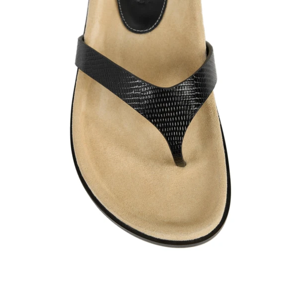 Contoured lizard-embossed flip flops in Beige / Black - Image 6