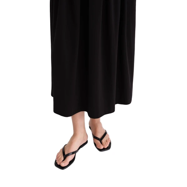 Croco-embossed flip flops in Black - Image 2