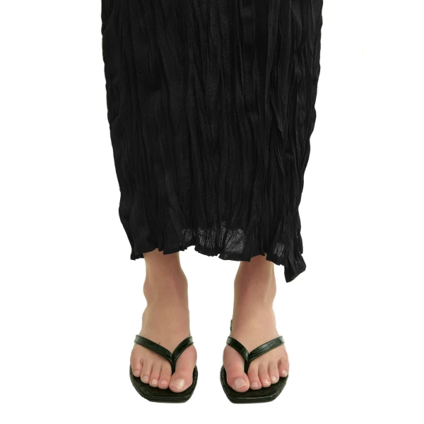 Croco-embossed flip flops in Dark green - Image 2