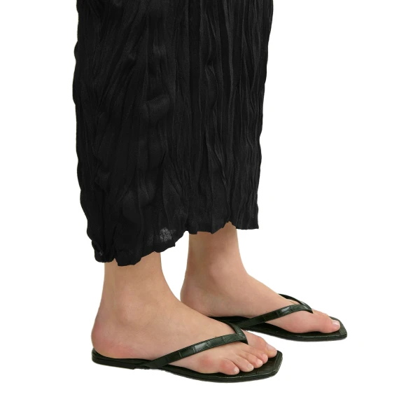 Croco-embossed flip flops in Dark green - Image 3