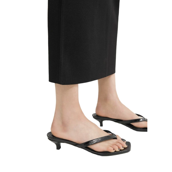 Croco-embossed heeled flip flops in Black - Image 3