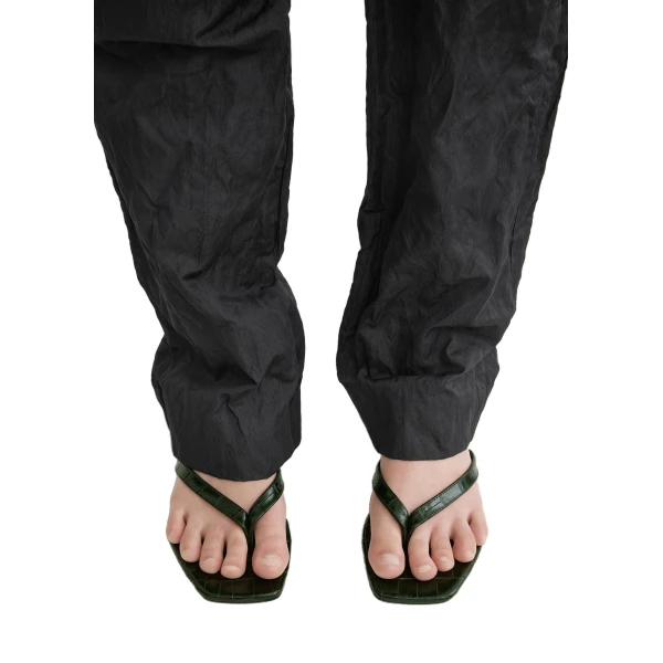 Croco-embossed heeled flip flops in Dark green - Image 2